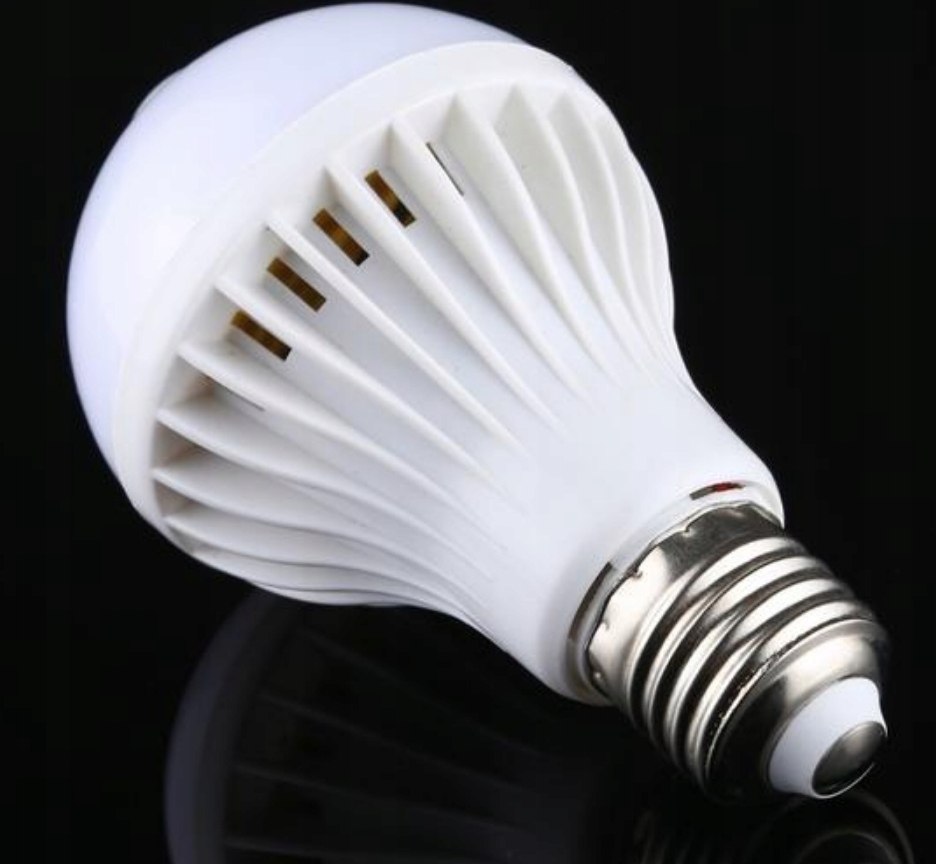 Żarówka LED E27 10W z czujnikiem ruchu i zmierzchu Barwa światła biały zimny